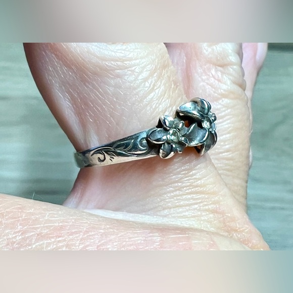 Vintage Sterling Silver Native American Cubic Zirconia Plumeria Ring, Size 8 - Picture 9 of 10